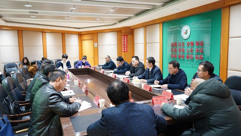 关于教材费是否包含，这取决于各个培训机构的具体规定。以下是一些可能的情况：